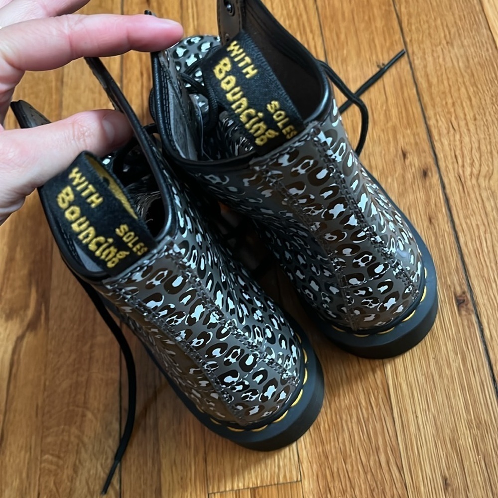 Dr. Marten 1460 leopard / cheetah print NWOT some print looks like skulls sz 8. - Picture 2 of 6
